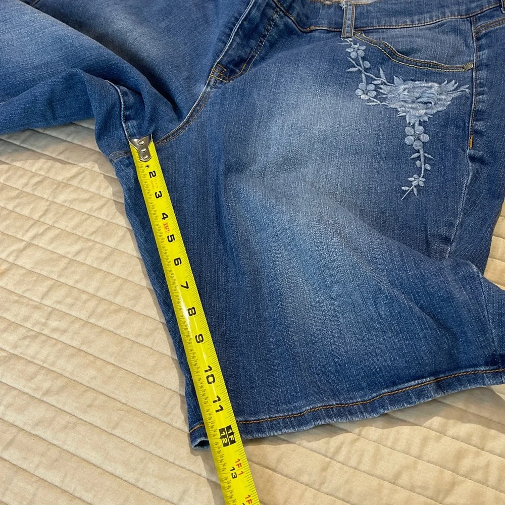 TORRID WOMENS SIZE 22 plus Blue Jean Shorts with Floral Detail on pocket